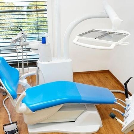 Behandlungsstuhl mit blauer Sitzfläche
