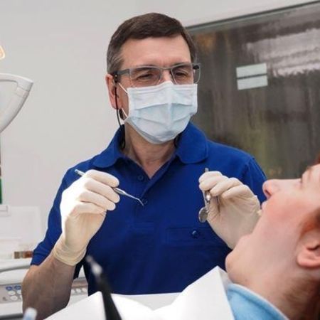 Zahnarzt behandelt eine Patientin