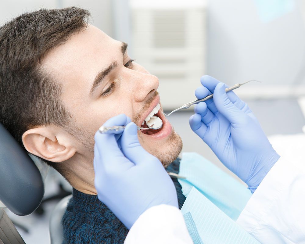 Mann bei einer Zahnuntersuchung